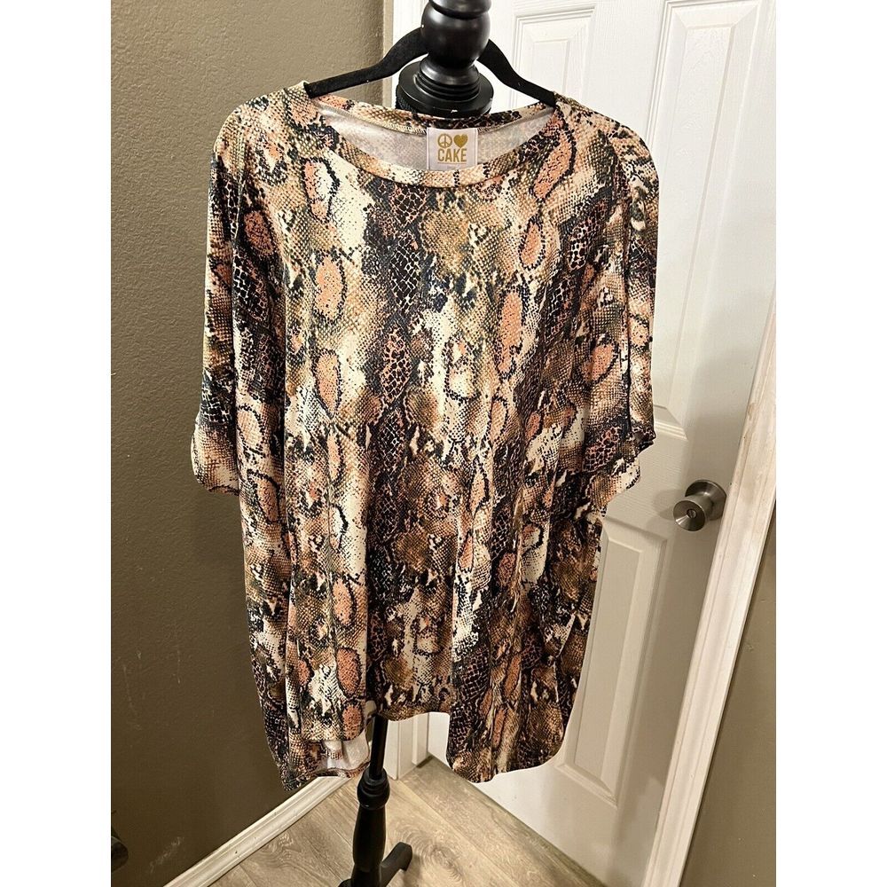 Peace Love Cake -‎ Snakeskin Size Large Ladies Top